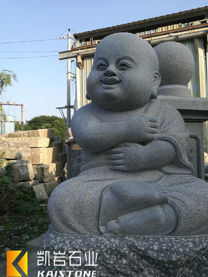 萌態(tài)可掬的小沙彌石雕 庭院設(shè)計中的禪意點綴